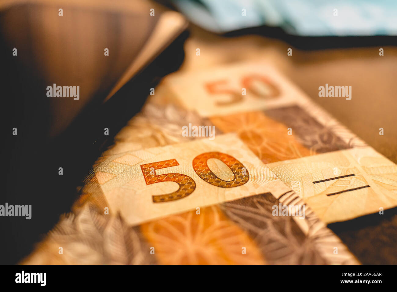 Brasilianische Währung. Geld wechsel auf eine hölzerne Möbel. Stockfoto