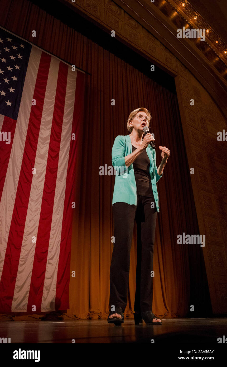 Der Präsidentschaftskandidat der Demokratischen Partei Elizabeth Warren liefert Ihr stumpfrede zu einem vollen Auditorium Theater in Chicago, Illinois, USA vom 29. Juni 2019 Stockfoto