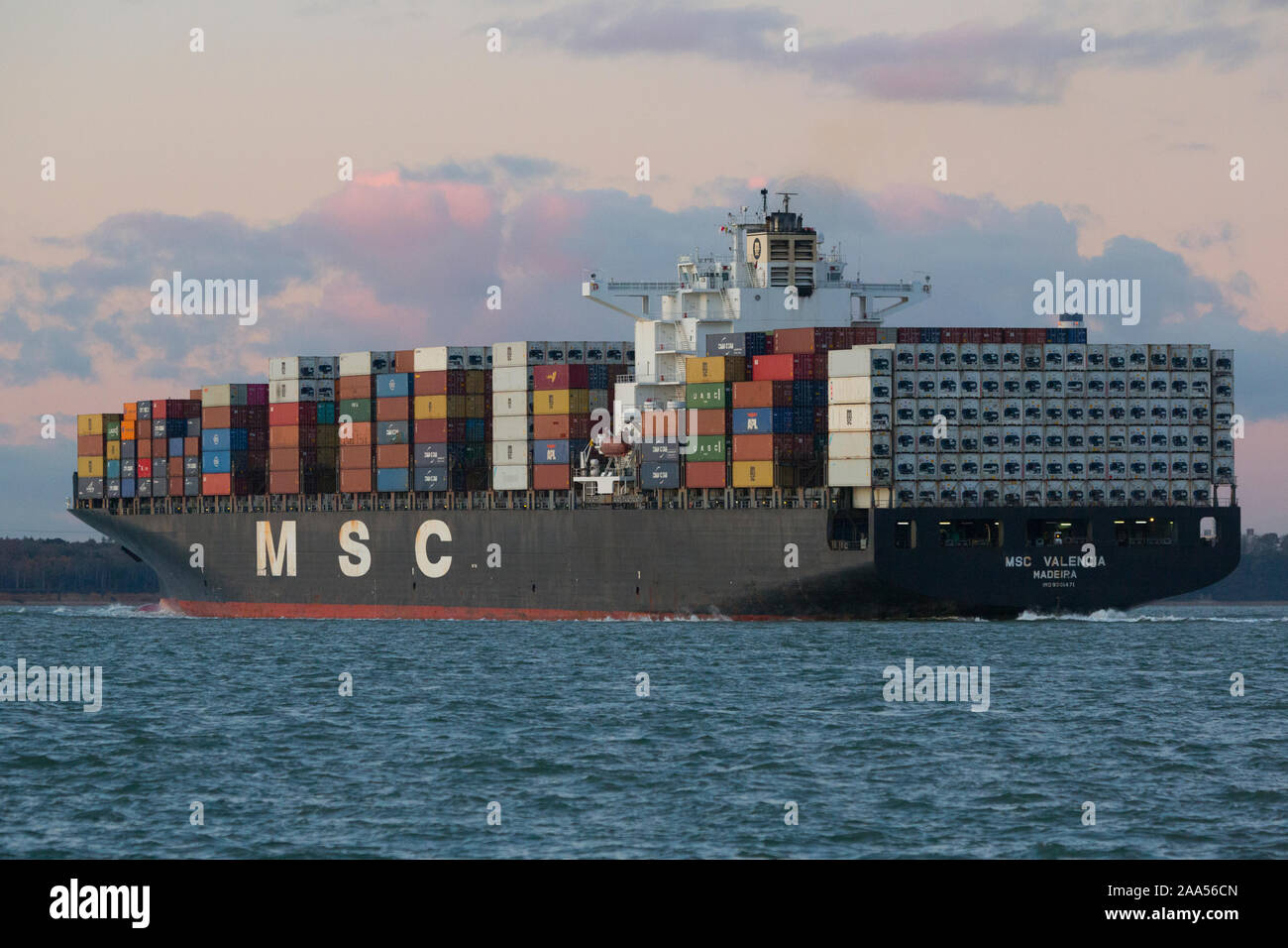 Behälter, Schiff, den Solent, Southampton, Port, Lite, Laden, Laden, Entladen, betreten, Cowes, Isle of Wight, England, Vereinigtes Königreich, Stockfoto