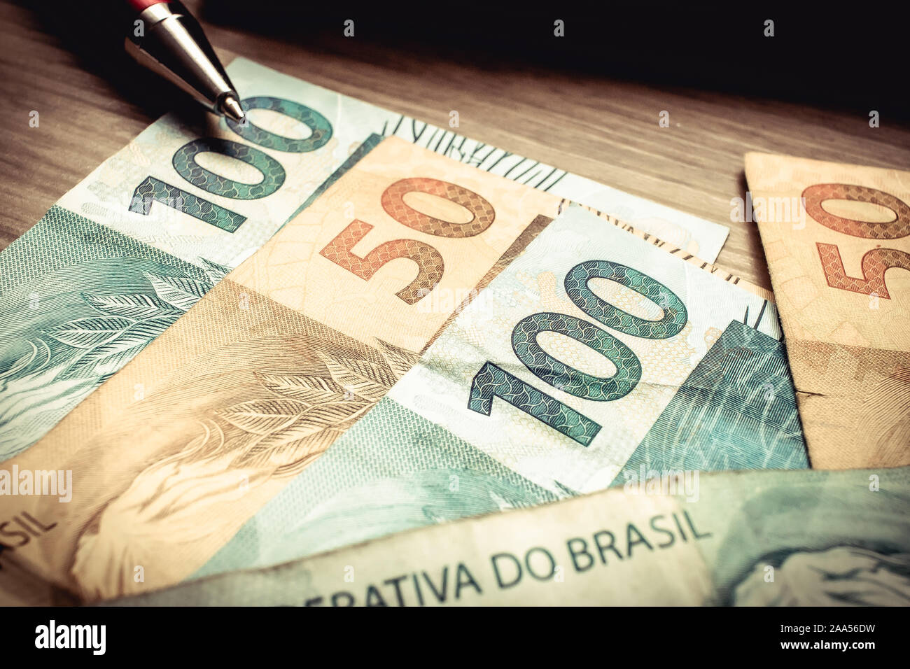 Brasilianische Währung. Geld auf dem Holztisch in hundert und fünfzig reais Banknoten. Stockfoto