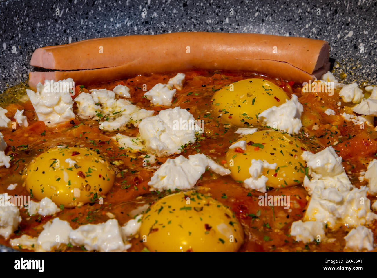 Frühstück mit Ei, Wurst und Feta Käse Stockfoto