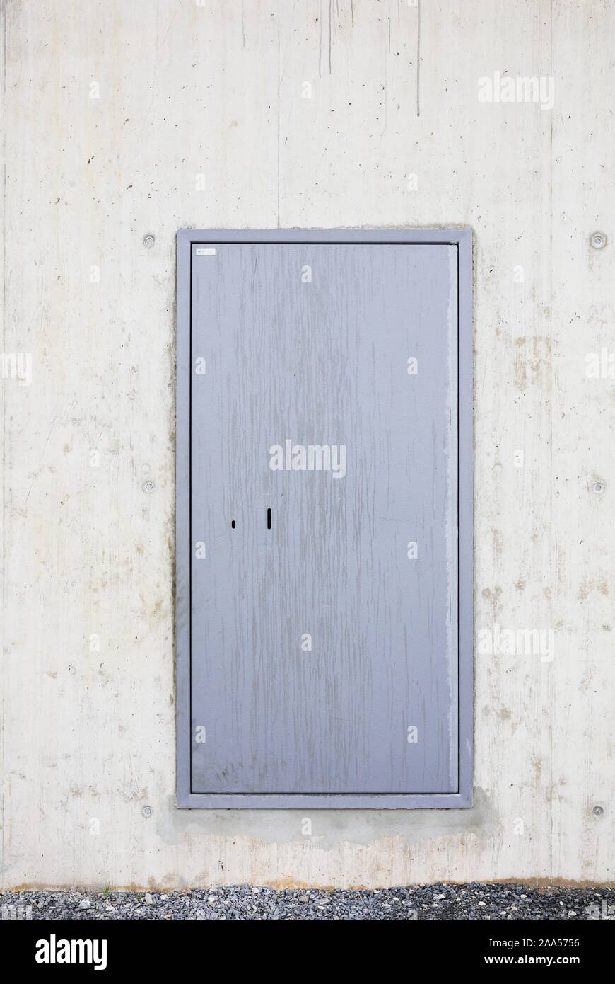 Konzept, Eingang ohne Griff, Geschlossen grau Tür in Betonwand mit Kopie Raum, oben Stockfoto