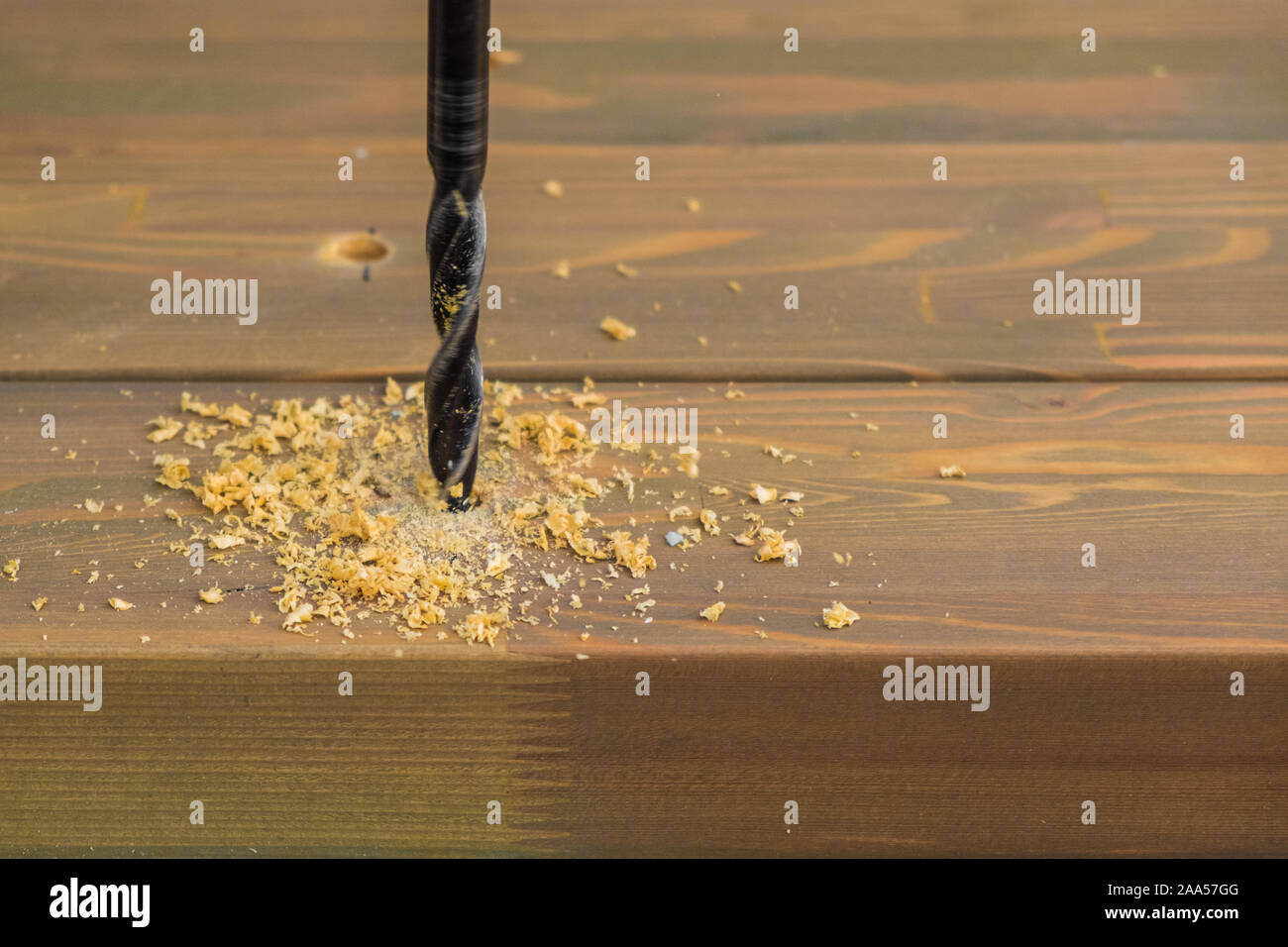 Loch in der holzbohlen mit Bohrmaschine von einem Tischler gebohrt Stockfoto