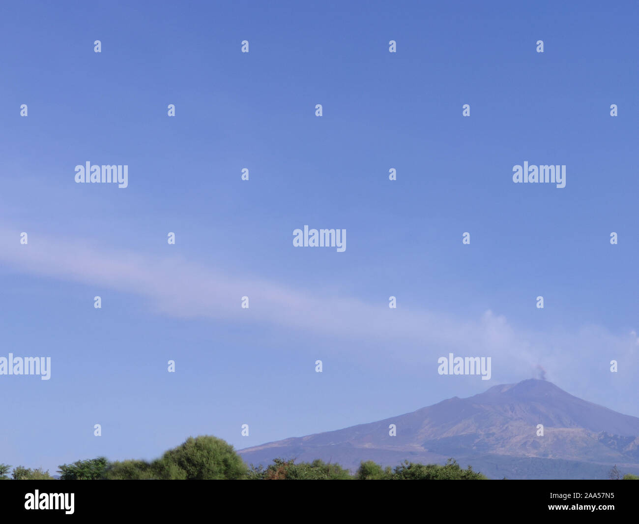Italien, Sizilien, aktiven Vulkan Etna-July 20, 2019. Blick aus der Distanz. Blue Sky Stockfoto
