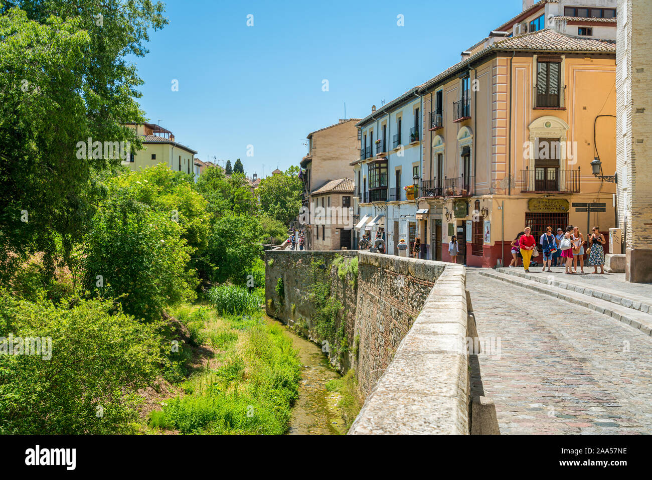 Die malerische Carrera del Darro in Granada. Andalusien, Spanien. Stockfoto