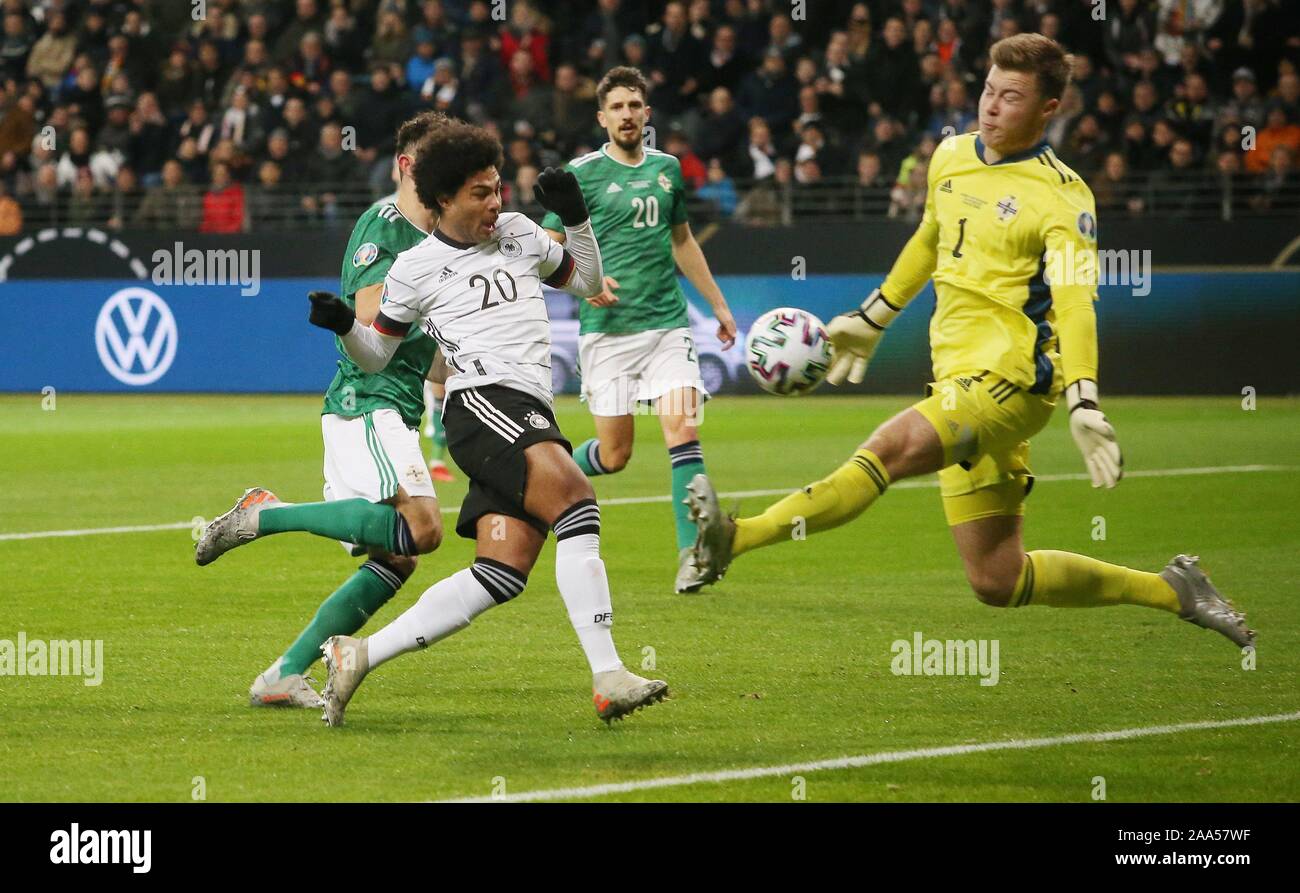 Firo: 19.11.2019 Fußball Europameisterschaft Euro Qualifikation: EM-Qualifikation Nationalmannschaft Deutschland - Nordirland Tweikampf Serge Gnabry vs Bailey Peacock-Farrell | Verwendung weltweit Stockfoto