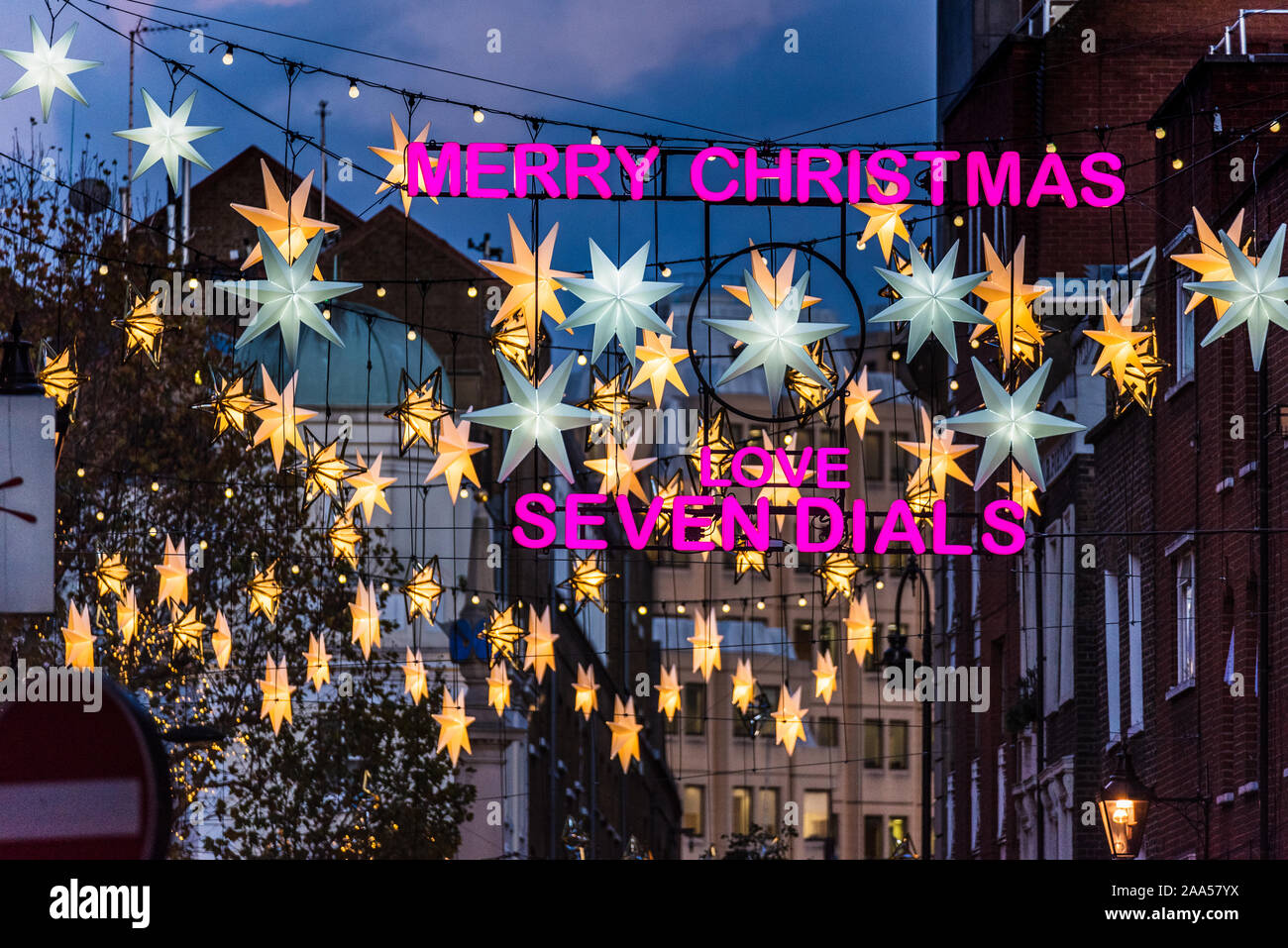 Seven Dials London - Weihnachtsbeleuchtung in den sieben Bereich Kurzwahlen von London. Stockfoto