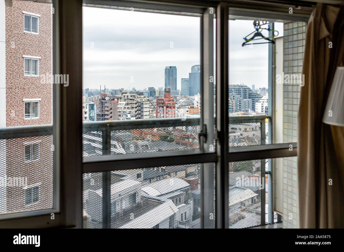 Shinjuku, Tokyo Stadtbild hochhaus Hochhaus apartment Blick aus Fenster Balkon in der Innenstadt von Stadt und Lampe in der Typischen kleinen Apartment Gebäude Stockfoto