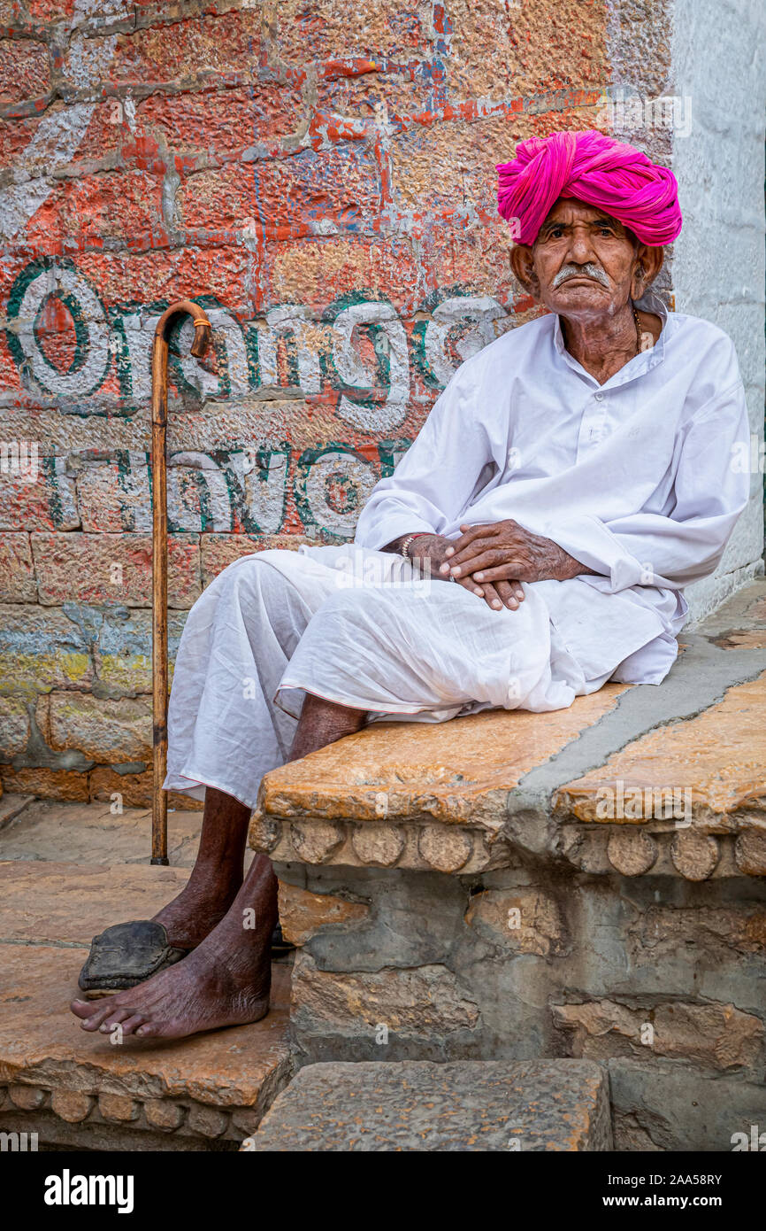 Älterer indischer Mann, der auf einigen Stufen ruht, Jaisalmer, Rajasthan, Indien Stockfoto