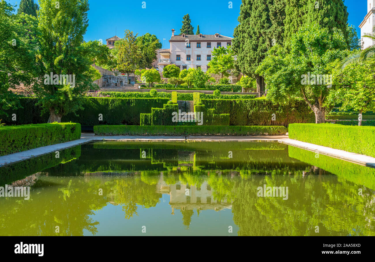 Idyllischer Garten in der Alhambra von Granada. Andalusien, Spanien. Stockfoto