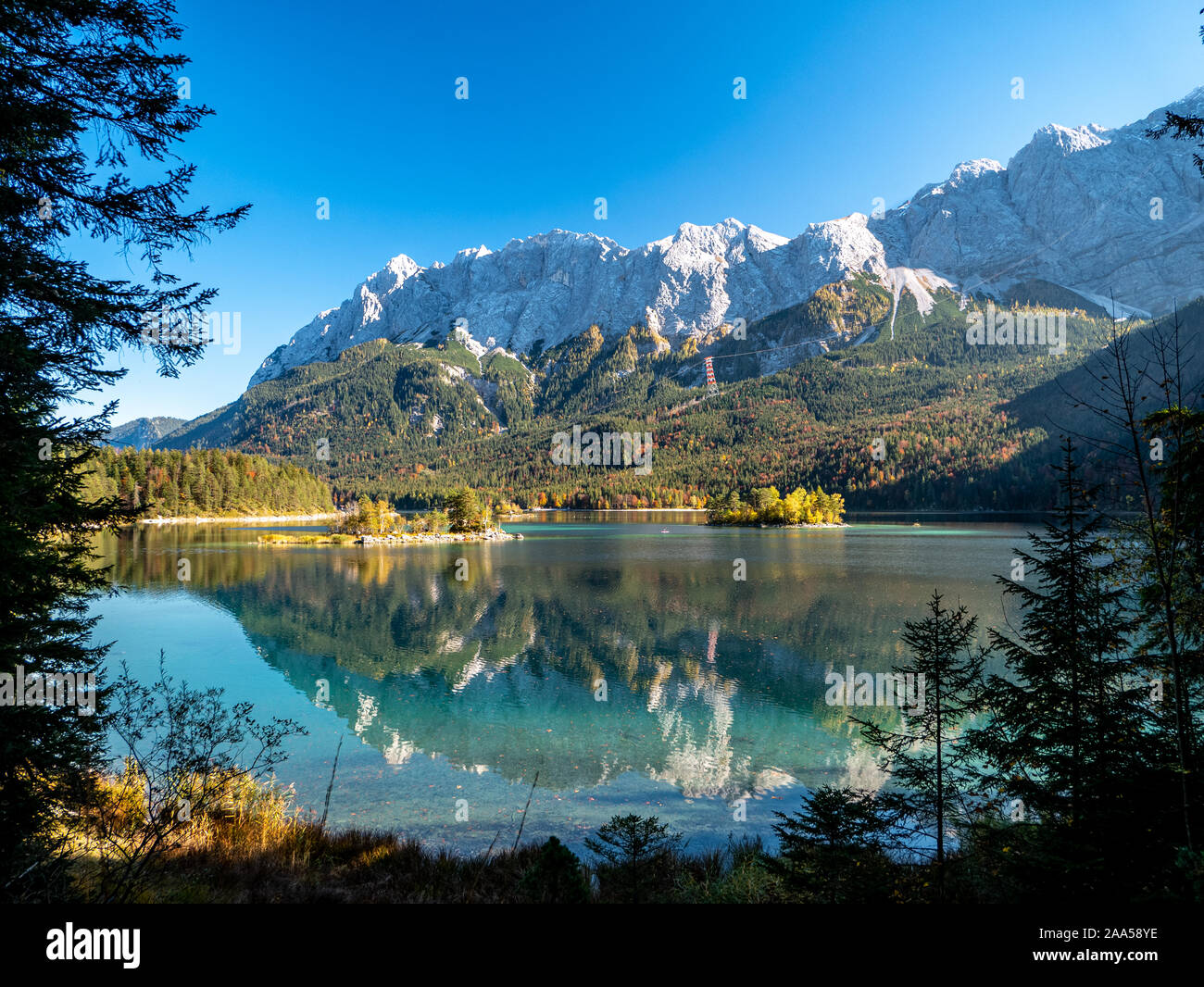 Panorama Bild der Eibsee im Herbst mit der Zudspitze im Hintergrund und Wasser Reflexionen Stockfoto
