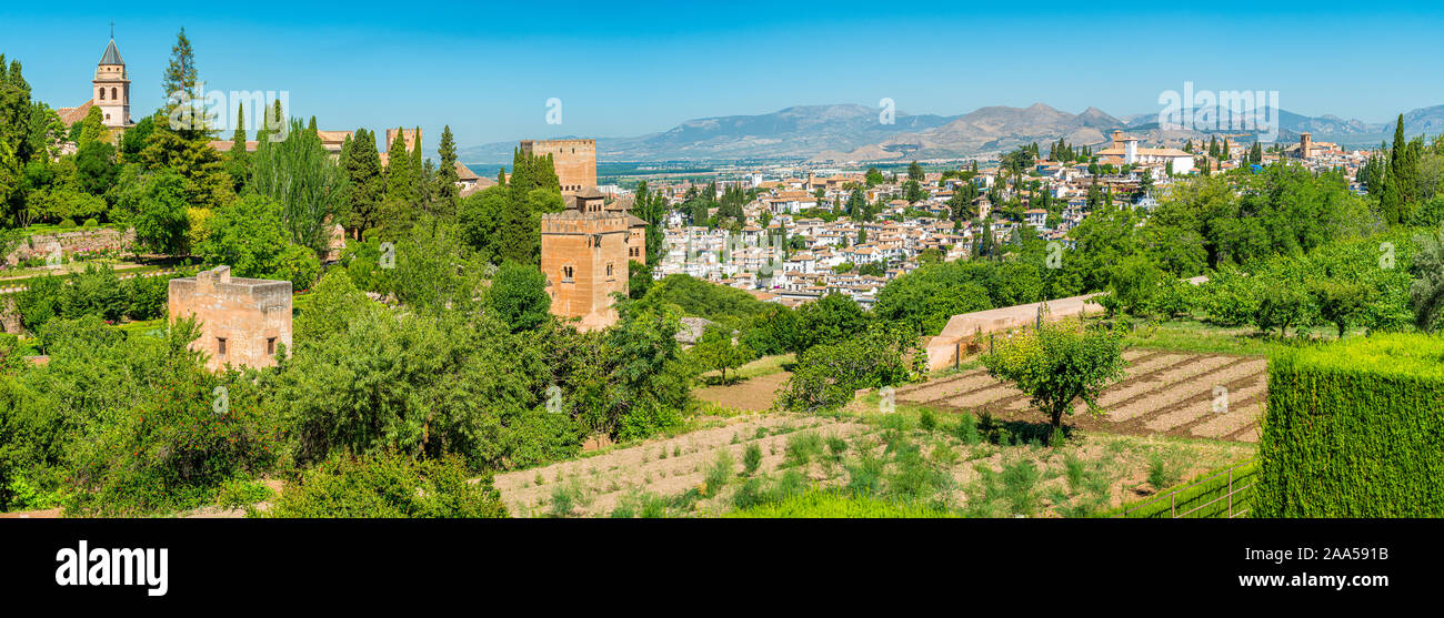 Panoramische Sicht mit der Alhambra und das Viertel Albaicin in Granada. Andalusien, Spanien. Stockfoto