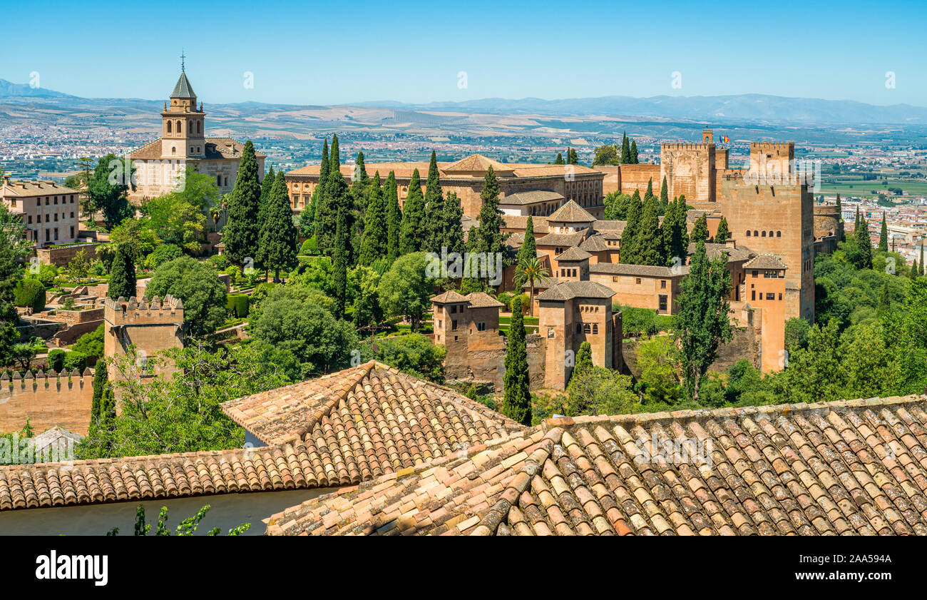 Panoramische Sicht mit der Alhambra Palast wie aus dem Generalife in Granada zu sehen. Andalusien, Spanien. Stockfoto