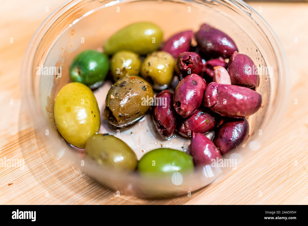 Makro Nahaufnahme der sortierten Oliven aus Kunststoff Behälter aus dem Lebensmittelgeschäft bar mit marinierten Kalamata und grüne Sorte Stockfoto