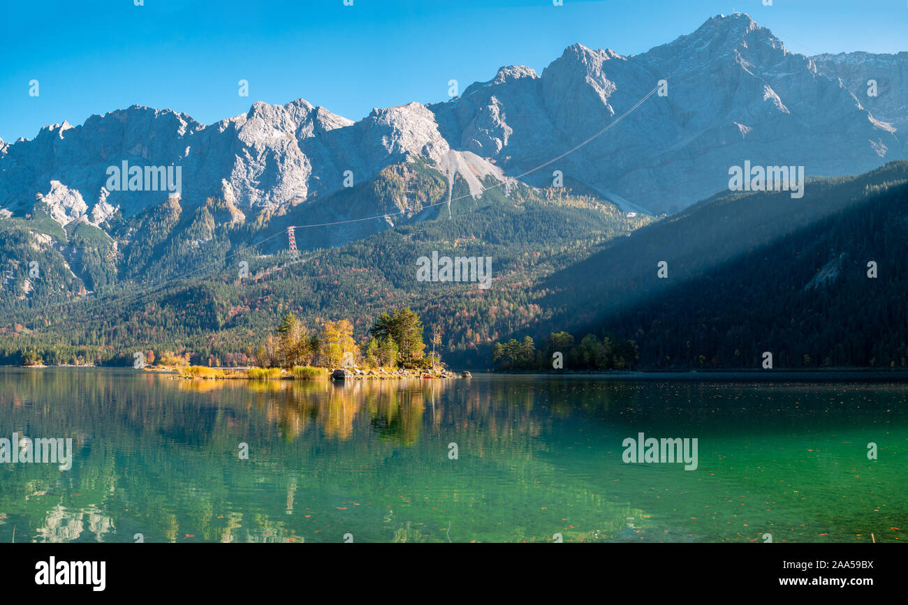 Panorama Bild der Eibsee im Herbst mit der Zudspitze im Hintergrund und Wasser Reflexionen Stockfoto