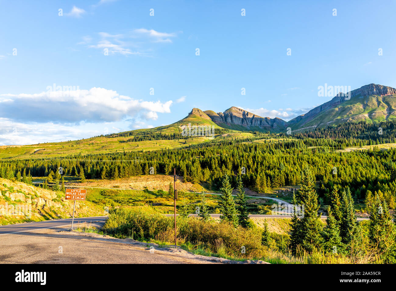 Sonnenaufgang in Rocky San Juan Berge in Silverton, Colorado im Jahr 2019 Sommer morgen mit Wiese Tal und Zeichen für wenig molas See Stockfoto