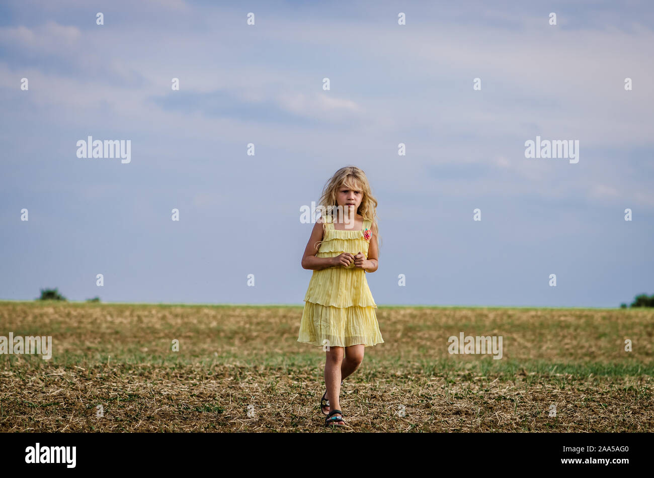 Mädchen mit langen blonden Haaren in der freien Natur in der Goldenen Stunde Zeit Stockfoto