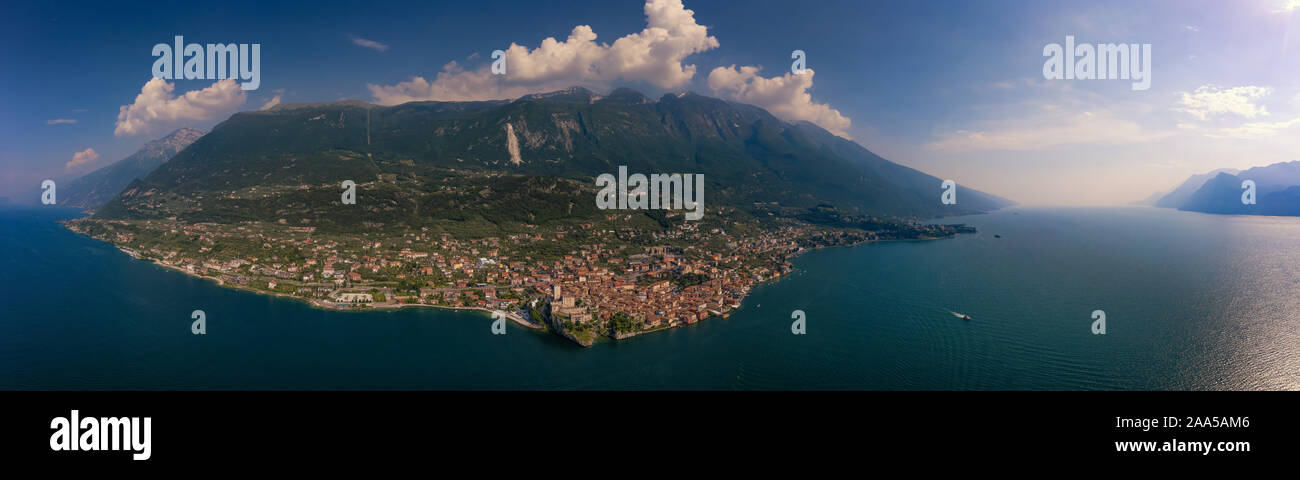 Antenne Panorama von Malcesine am Gardasee an einem sonnigen Nachmittag. Stockfoto