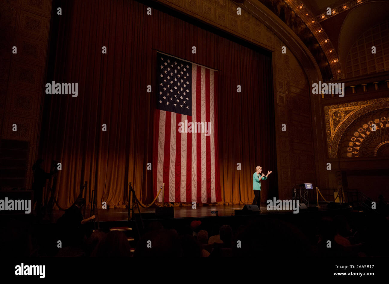 Der Präsidentschaftskandidat der Demokratischen Partei Elizabeth Warren liefert Ihr stumpfrede zu einem vollen Auditorium Theater in Chicago, Illinois, USA vom 29. Juni 2019 Stockfoto