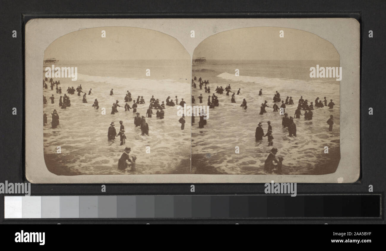 Blick von W. Lange, Gilbert & Speck, R. Newell & Sohn und andere Fotografen und Verlage. Robert Dennis Sammlung von stereoskopische Ansichten. Blick auf Cape May, vor allem Surfen und Badegäste, und wie Straßen, Hotels, Wohnungen, einem Esszimmer, Gruppe Porträts.; Lassen Sie sich dank unseren Pauschal-Angeboten Szene. Stockfoto
