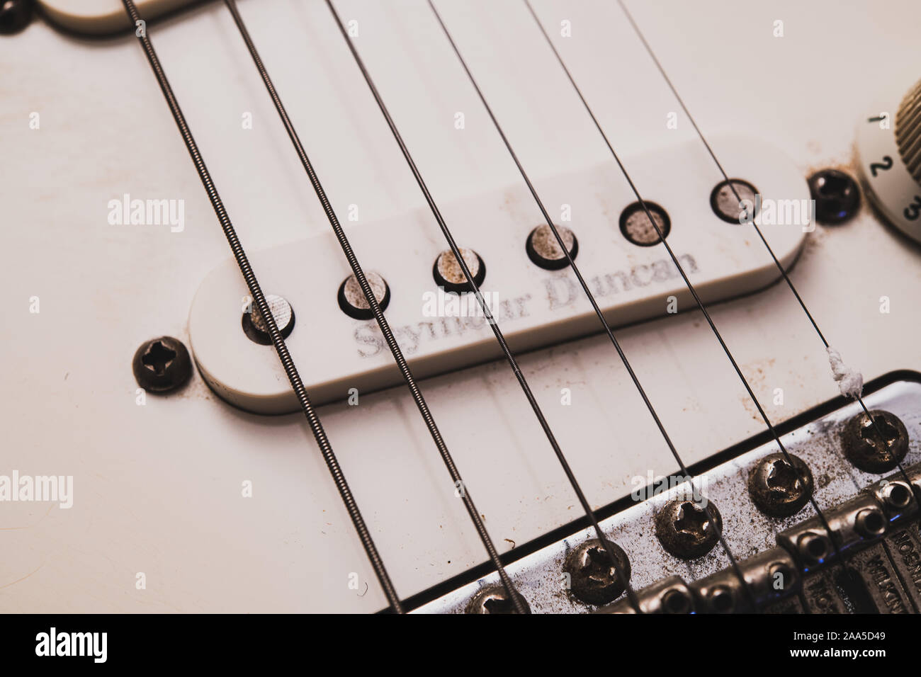 Rom, Italien, 17. November 2019. Hohe Betrachtungswinkel und altmodische E-Gitarre weißen Körper Seymour Duncan Pick-up und Akkorde Brücke Stockfoto