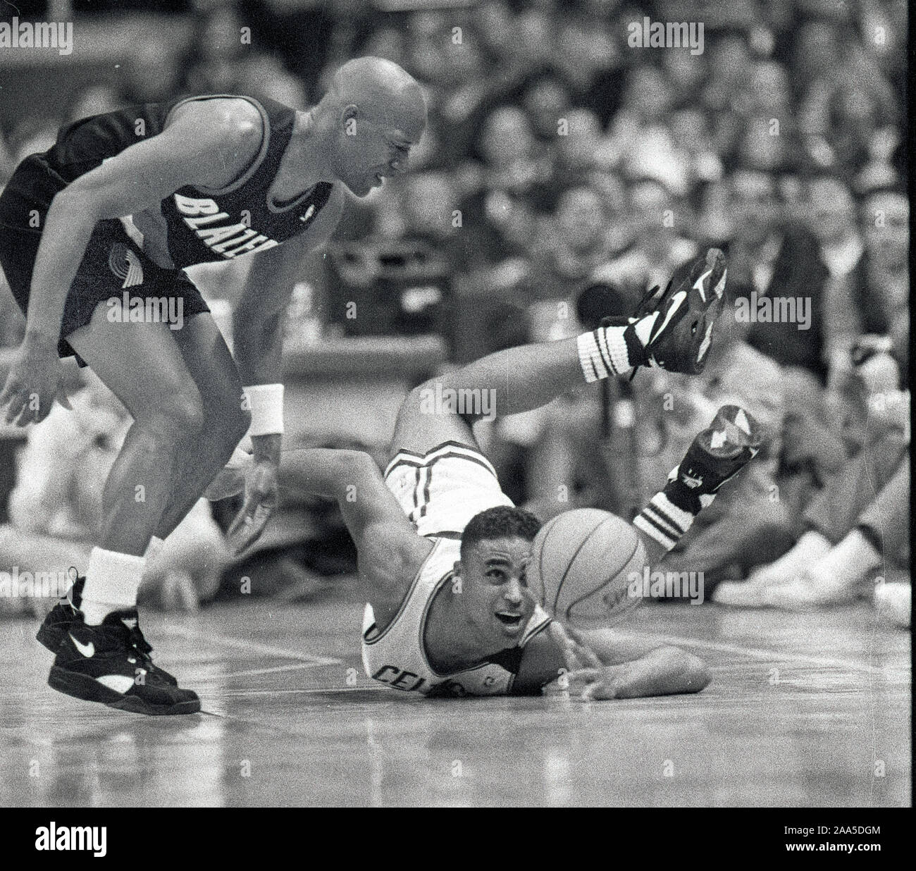 Boston Celtics Rick Fox Tauchgänge für eine lose Ball im Spiel gegen die Portland Trailblazers im Boston Garden in Boston, Ma USA 1993 Foto von Bill belknap Stockfoto