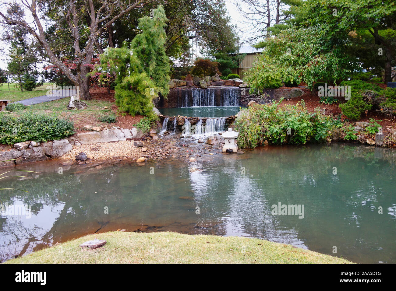 Spaziergang mizumoto Japanische Garten in Springfield, MO Stockfoto