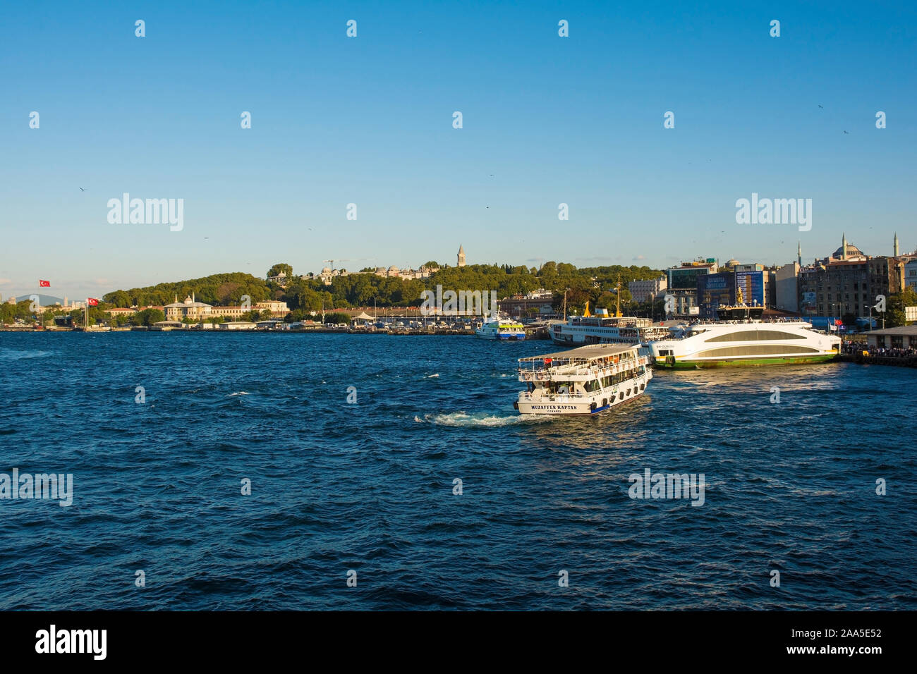 Istanbul, Türkei - 6. September 2019. Boote Fähre Pendler und Touristen zu und von den geschäftigen Viertel Sultanahmet und Eminonu Waterfront. Die Grünen Halbmond Stockfoto