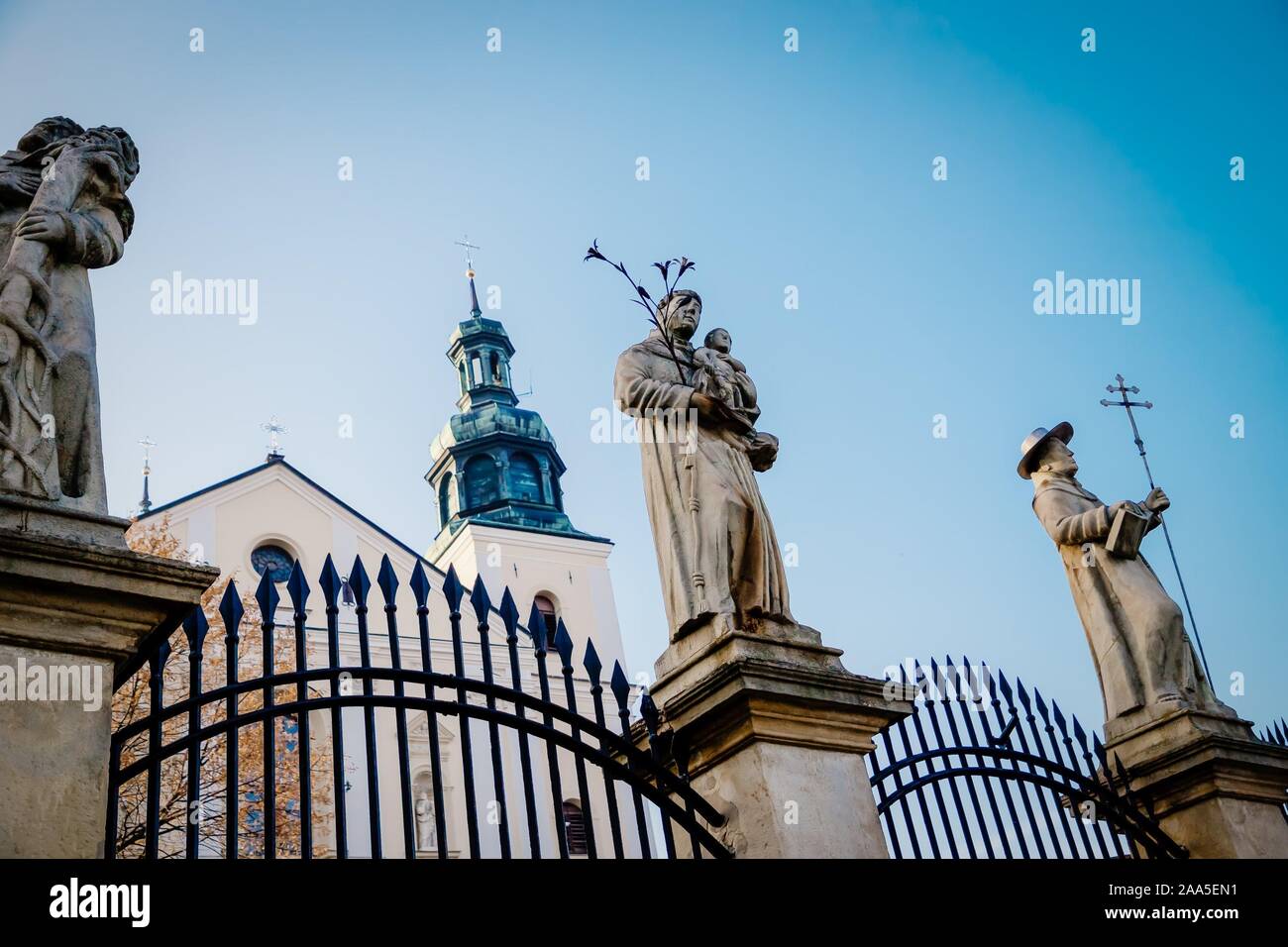 Eingang in die Basilika von St. Maria. Kalwaria Zebrzydowska, Polen. Skulptur, Details Stockfoto