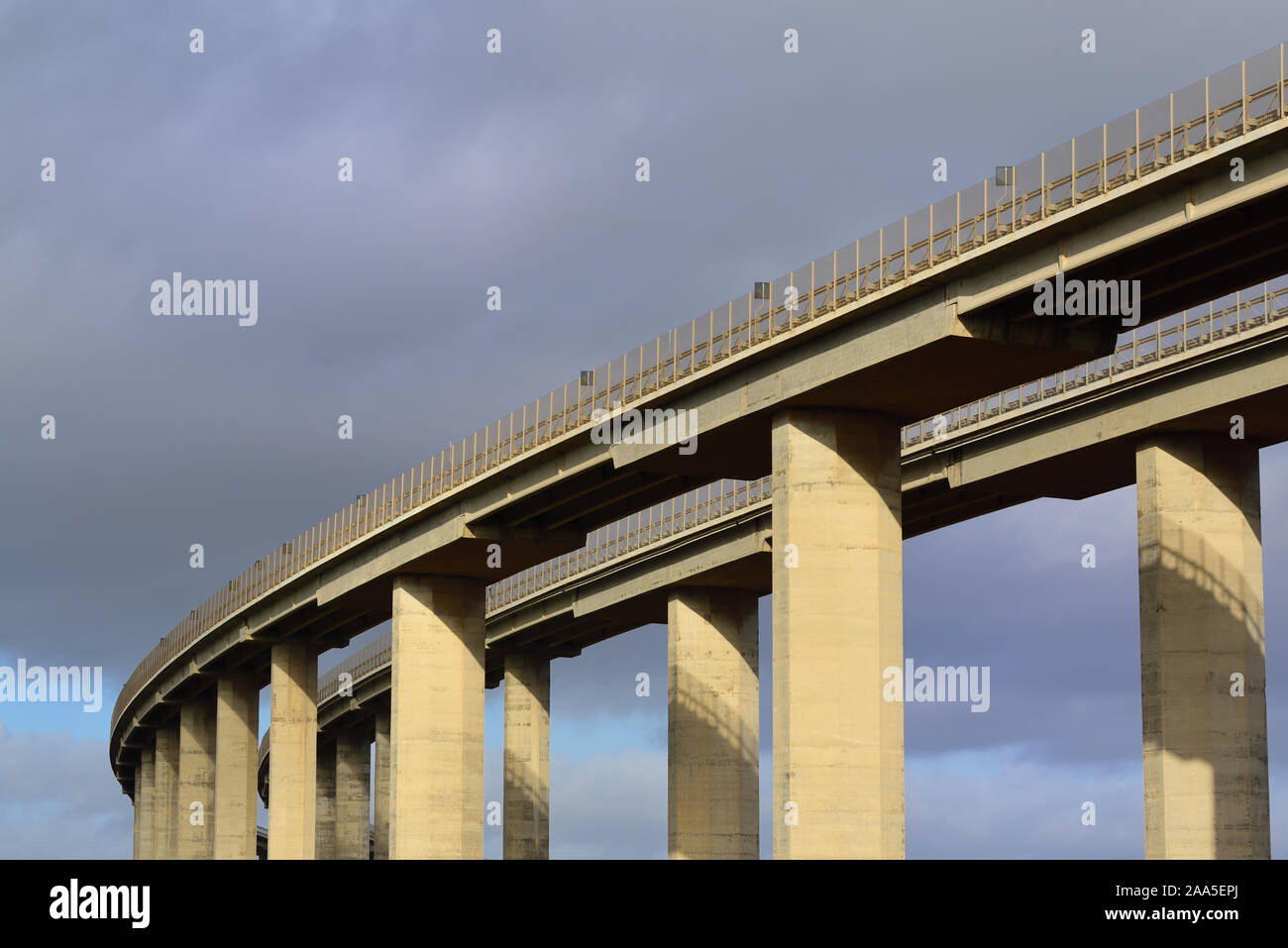 Nahaufnahme einer großen Beton Autobahn Brücke vor dunklen Wolken in Italien Stockfoto