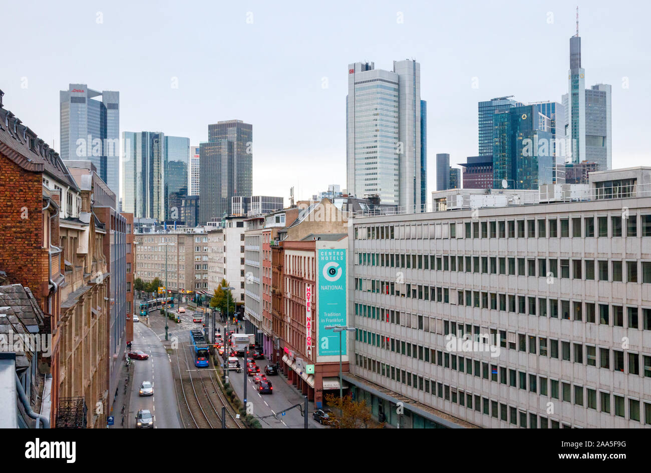 Luftaufnahme der Baseler Straße und die Wolkenkratzer des Bankviertel (zentrale Geschäftsviertel, CBD). Frankfurt am Main, Deutschland. Stockfoto