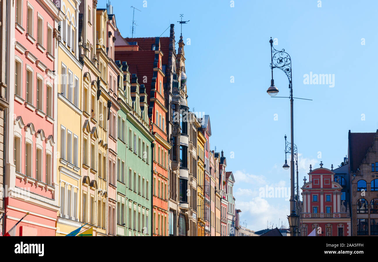Bunte Fassaden der mittelalterlichen Breslau Marktplatz Häuser und Jugendstil straßenlaterne vor blauem Himmel. Wroclaw, Polen. Stockfoto