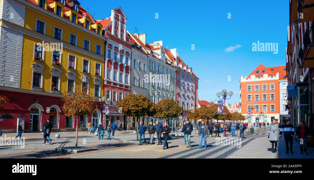 Nicht identifizierte Touristen zu Fuß entlang der bunten Häuser der Schweidnitzer Straße. Die schweidnitzer ist eine der wichtigsten Straßen Wroclaws. Wroclaw, Polen. Stockfoto