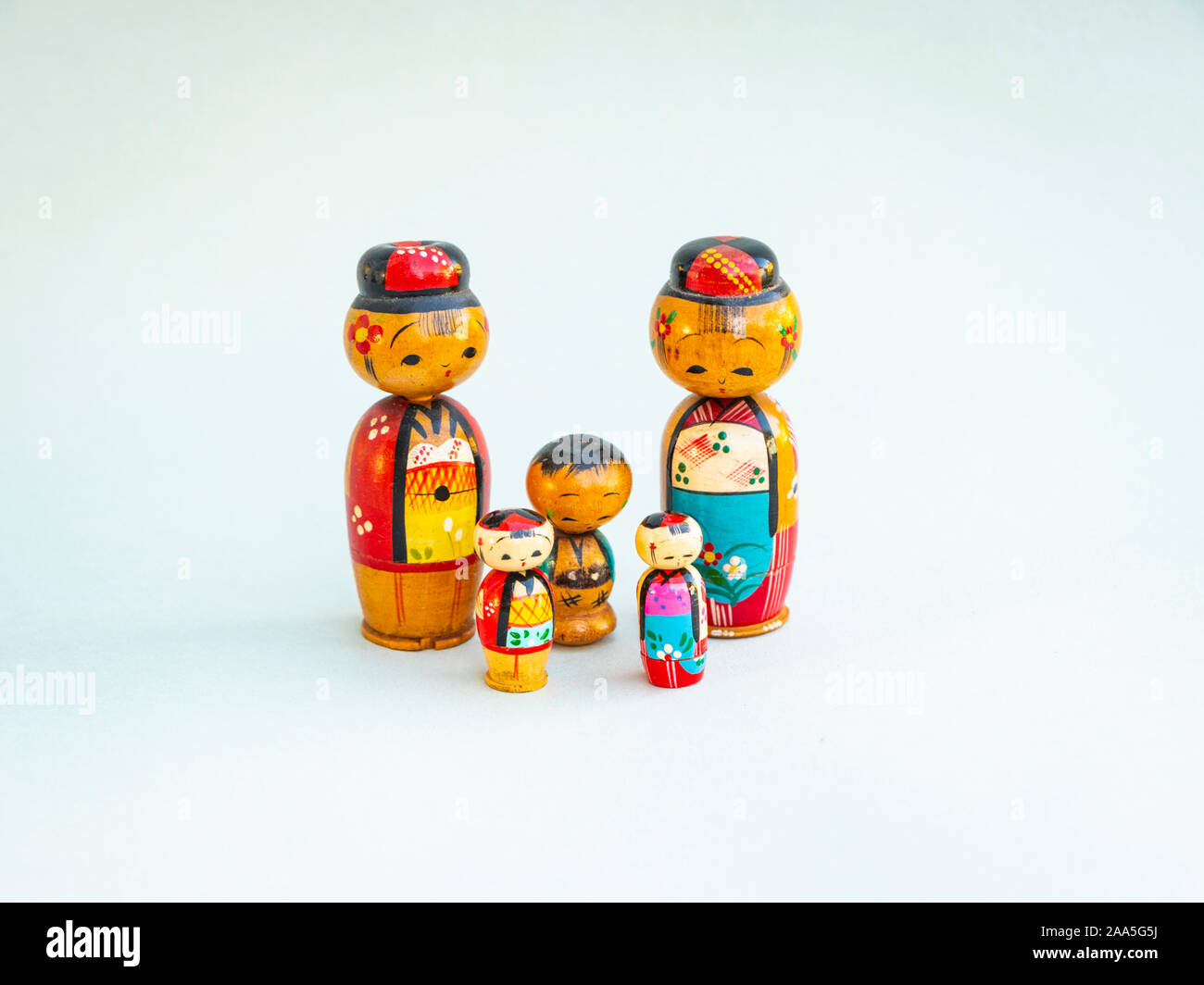 Familie Gruppe von lackierten Holz- japanischen Kokeshi dolls Stapeln Stockfoto
