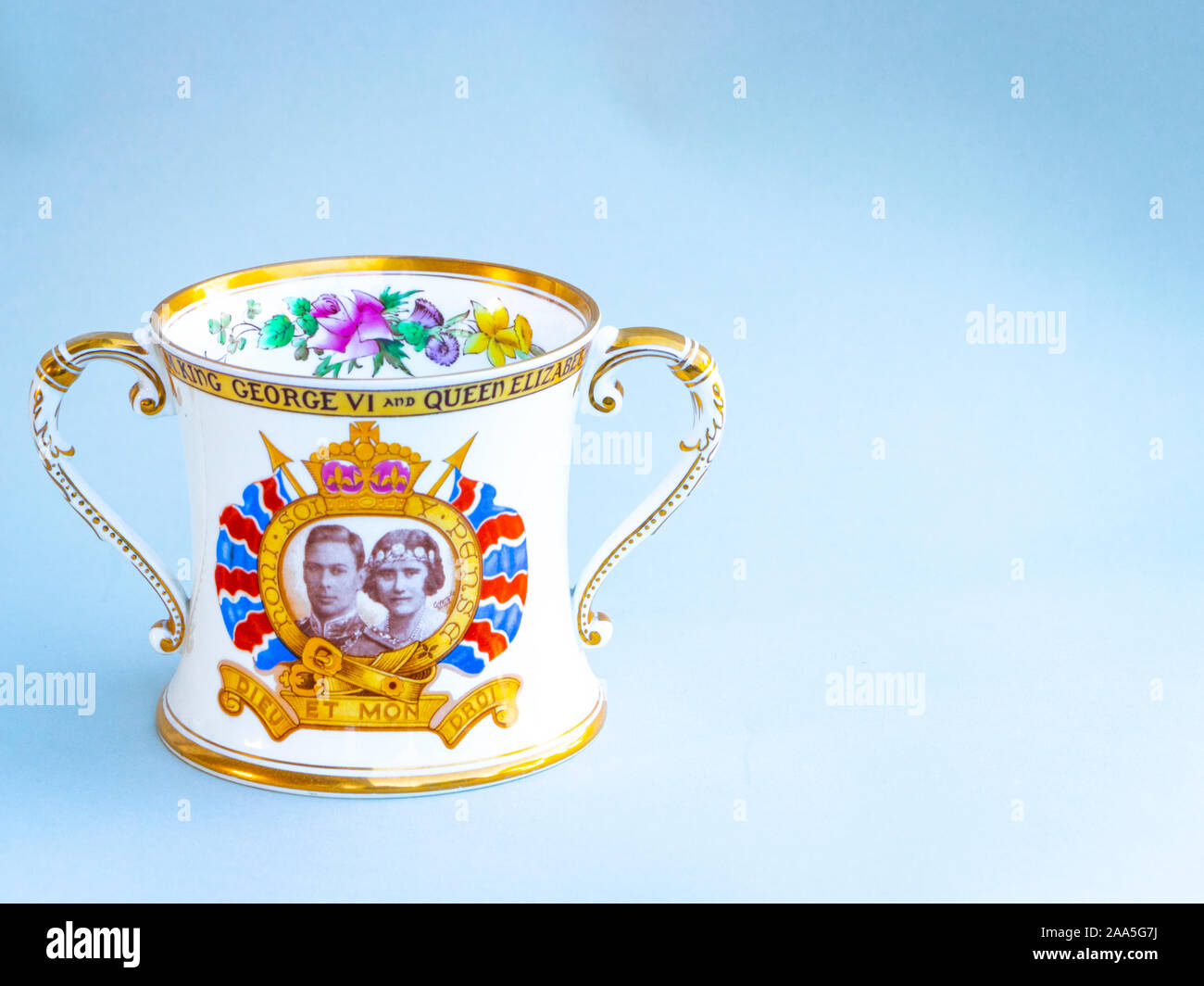 1937 Königskrönung commemorative Keramiktasse mit König Georg VI. und Königin Elizabeth, und die Königliche Prinzessinnen Stockfoto