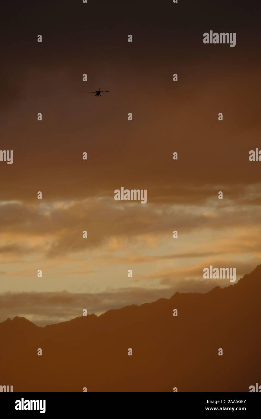 Bush Ebene unter einem dramatischen Sonnenuntergang Landschaft im Knik River Valley, Chugach Mountains, Alaska fliegen Stockfoto