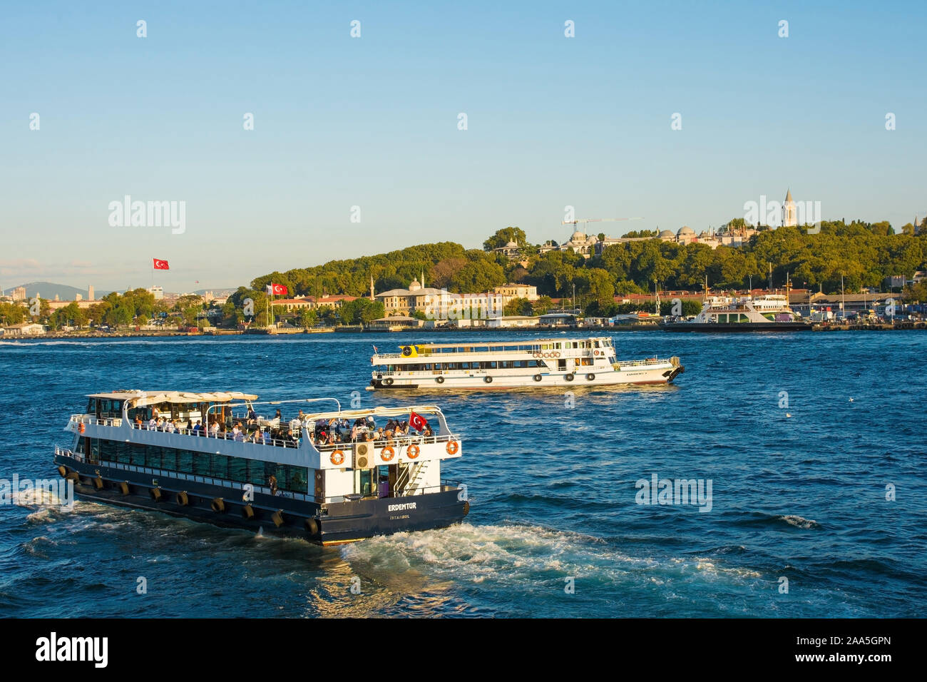 Istanbul, Türkei - 6. September 2019. Boote Fähre Pendler und Touristen zu und von den geschäftigen Viertel Sultanahmet und Eminonu Waterfront. Die Grünen Halbmond Stockfoto