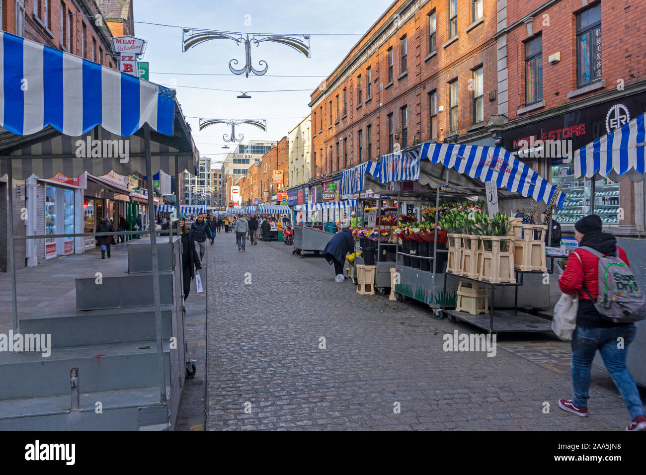 Moore Street Market in Dublin, Irland sieben Tage open air Obst Gemüse und frischem Fisch. Stockfoto