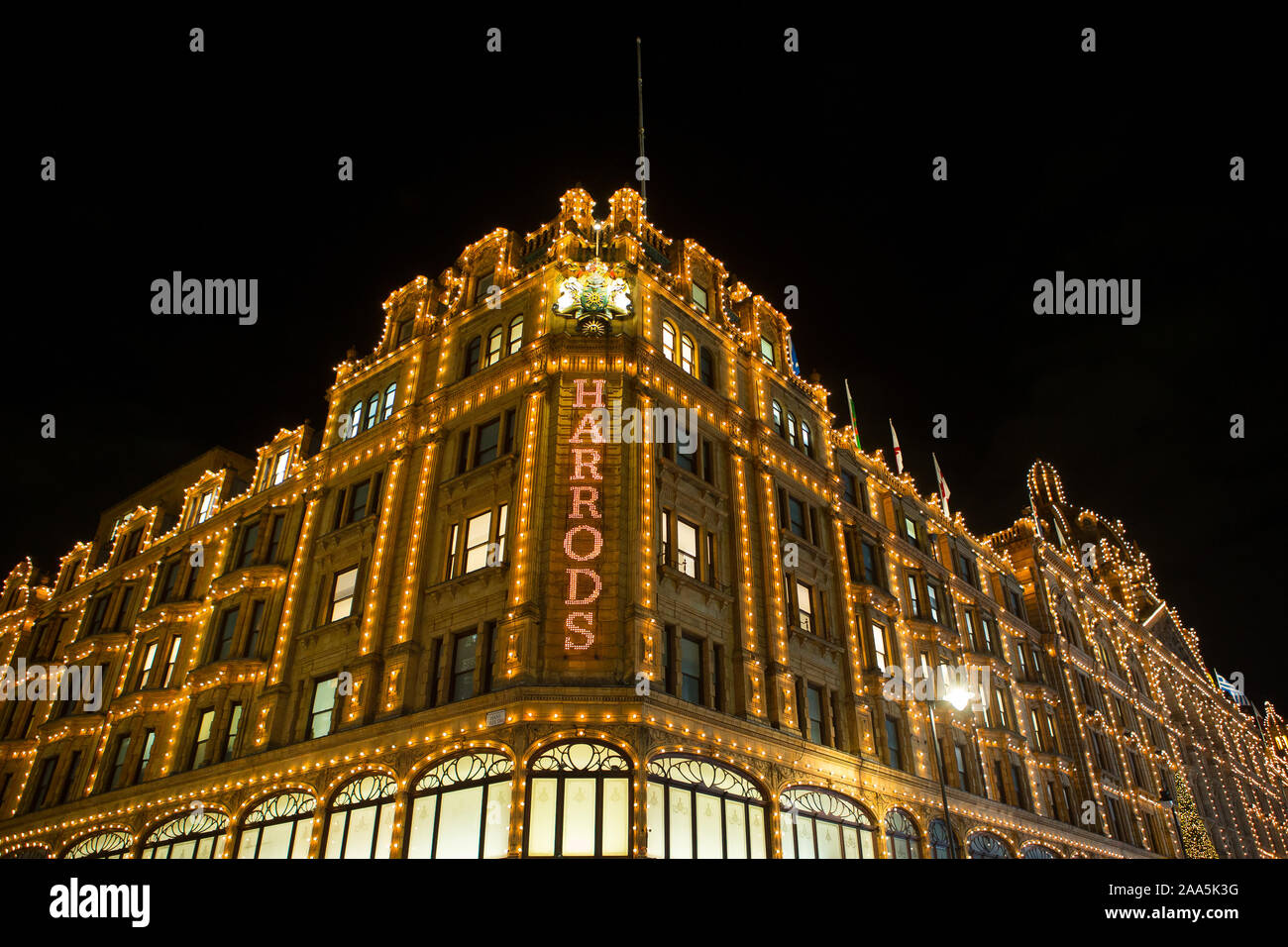 Das Kaufhaus Harrods in Knightsbridge, London beleuchtet Stockfoto