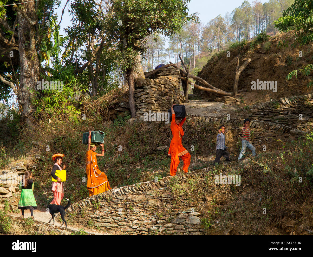 Einwohner von Dalkanya, einem abgelegenen Dorf auf der Nandhour Tal, Kumaon Hügel, Uttarakhand, Indien Stockfoto