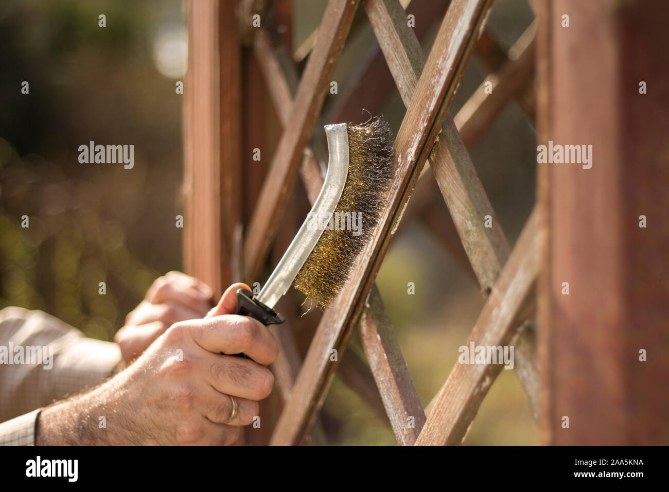 Reinigung, Wartung, Reparatur, Drahtbürste, Pinsel, Werkzeug, Hand, Hand, man, Garten, Gartenmöbel, Möbel aus Holz, Pergola, Board, Bohrer, sauber, rem Stockfoto