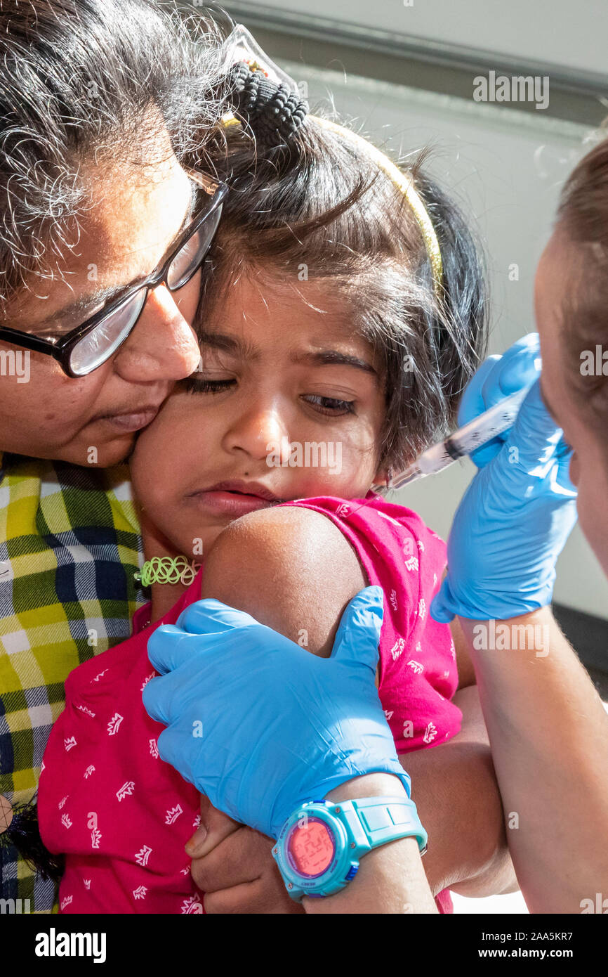 Aurora, Colorado - Kinder Impfungen erhalten Sie bei einem Spaziergang - in der Klinik am Wochenende in Feuerwachen im Denver Bereich betrieben. Die hots für Tots und Te Stockfoto