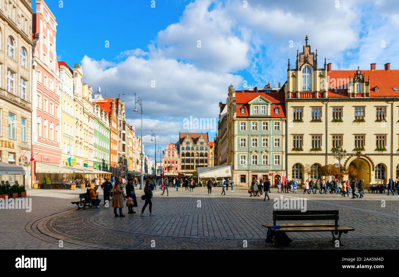 Touristen am mittelalterlichen Breslau Marktplatz mit bunten Häusern an einem sonnigen Tag. Das Quadrat ist eine wichtige touristische Attraktion. Polen. Stockfoto
