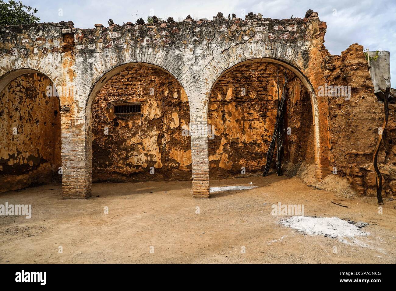 Tür und Wand der Alten oder sich verschlechternde adobe Haus in der Gemeinde oder ejido La Zollwesen in Alamos, Sonora Mexico. Dorf, Portale, Architektur © (© Foto: LuisGutierrez/NortePhoto.com) Puerta y de La Pared de adove Antigua o de deterioro de la mununidad o ejido La Aduana de Alamos, Sonora Mexico. Pueblo, Portales, arquitectrua © (© Foto: LuisGutierrez/NortePhoto.com) Stockfoto