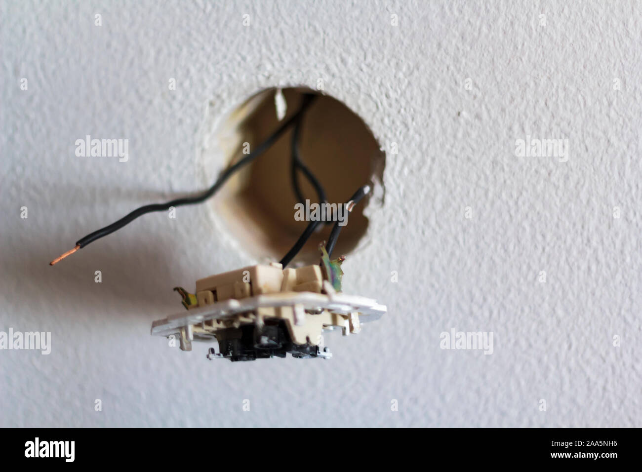 Lichtschalter mit freiliegenden Drähten zerlegt Stockfoto