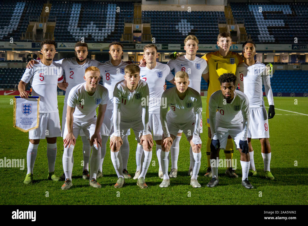 High Wycombe, UK. Nov, 2019 19. England pre Match Team Foto (L-R) Joel Latibeaudiere, Jayden Bogle, Marcus Tavernier, Lukas Bolton, Lewis Gibson, Torwart Billy Crellin & Danny Lader (vordere Reihe l-r) Matthew 'Matty' Longstaff, Jack Clarke, Alex Cochrane & Engel Gomes während der internationalen Match zwischen England U20 und U21 im Adams Island Park, High Wycombe, England am 19. November 2019. Foto von Andy Rowland. Credit: PRiME Media Images/Alamy leben Nachrichten Stockfoto