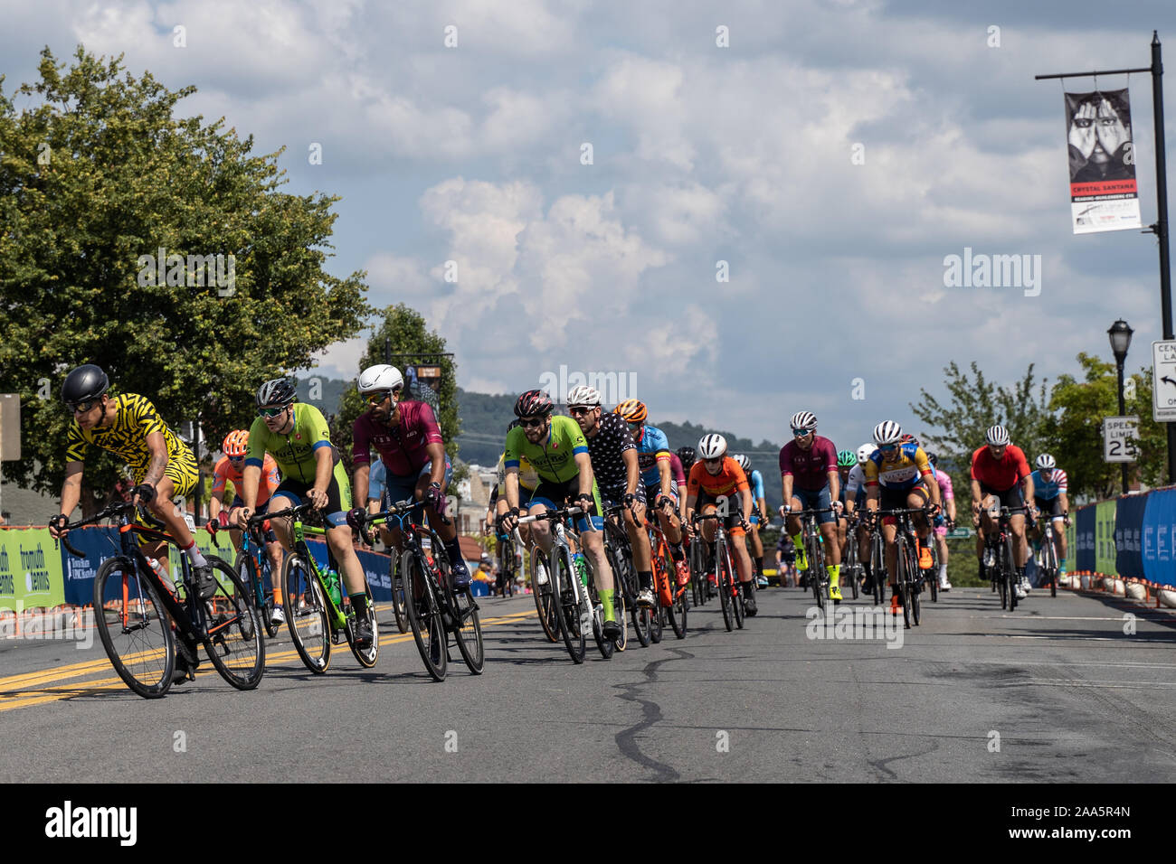 West Reading, PA, USA - August 3, 2019: Pack von Männern Radfahrer, Athleten in Radfahren Bike Race konkurrieren, Reiten in Richtung Kamera. Stockfoto