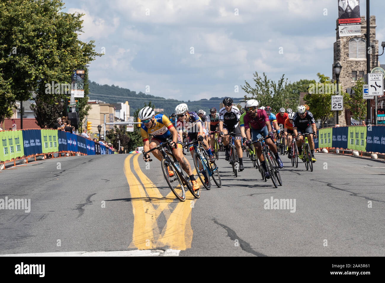 West Reading, PA, USA - August 3, 2019: Pack von Männern Radfahrer, Athleten in Radfahren Bike Race konkurrieren, Reiten in Richtung Kamera. Stockfoto