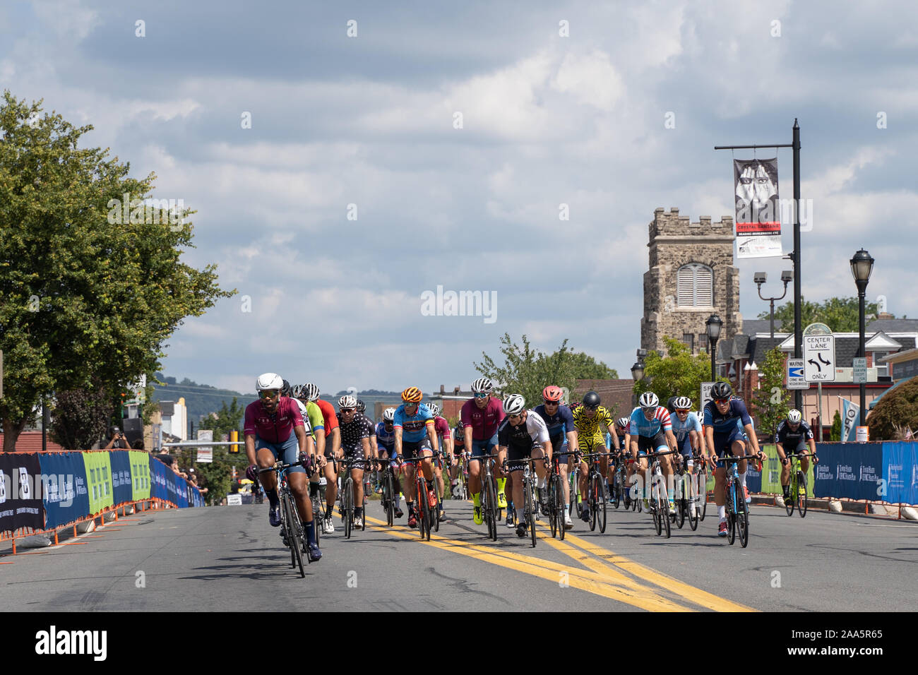 West Reading, PA, USA - August 3, 2019: Pack von Männern Radfahrer, Athleten in Radfahren Bike Race konkurrieren, Reiten in Richtung Kamera. Stockfoto