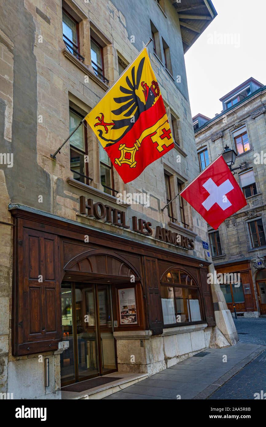 Schweiz, Genf, Hotel Les Armures Rue Otto Barban 1204, Genf und schweizer Fahnen Stockfoto